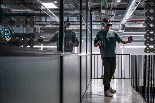Immersive virtual reality experience in a modern office