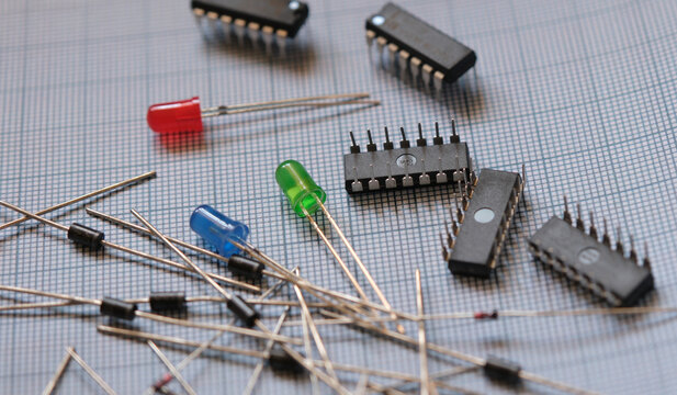 Semiconductor electronic circuit parts. Integrated circuits and diodes.