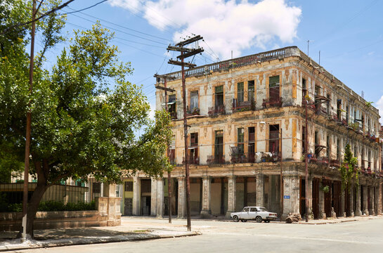 Vintage urban scene in La Habana with classic architecture