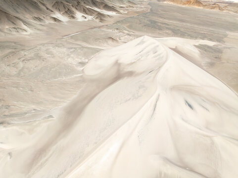 Expansive vistas of Saujil Dunes in Catamarca, Argentina