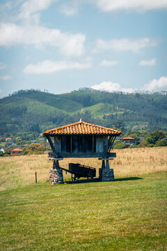 Horreo in scenic landscape of Cadavedo