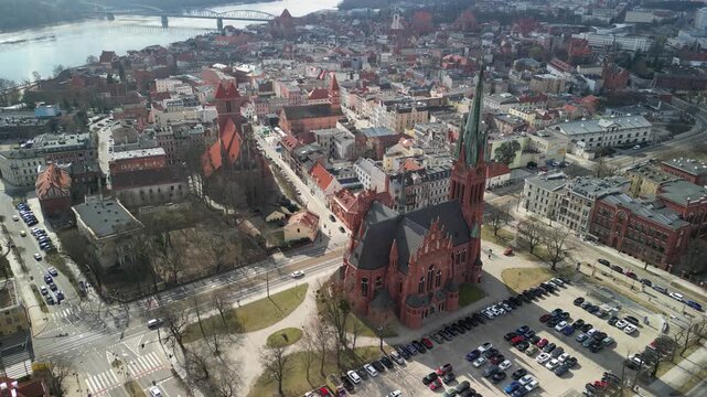 Toruń - Polska - ujęcia miasta z drona. Kościoły, ratusz, stare kamienice, panorama miasta