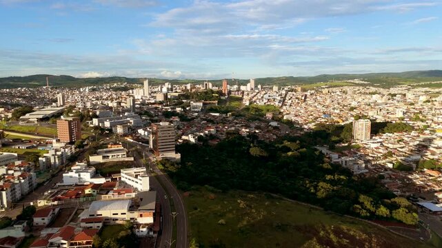 Varginha, Minas Gerais, Brasil: Paisagem panor&acirc;mica da cidade