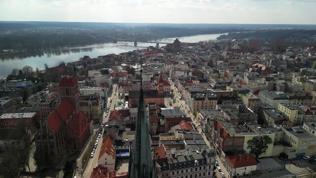 Toruń - Polska - ujęcia miasta z drona. Kościoły, ratusz, stare kamienice, panorama miasta