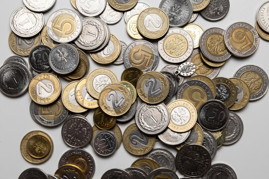 polskie monety rozsypane na stole. płatność got&oacute;wką