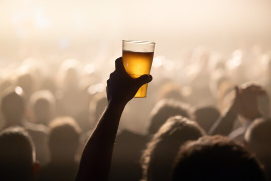 Verre de bi&egrave;re r&eacute;utilisable rempli, main lev&eacute;e, int&eacute;rieur