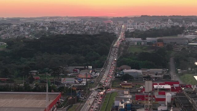 Tr&aacute;fego intenso na av. Attilio Fontana em Chapec&oacute;. P&ocirc;r do Sol. EFAPI. BRF. Drone. 4K.