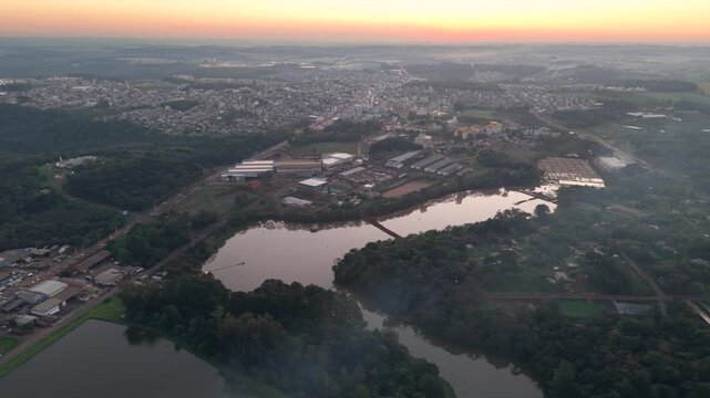 Vista a�rea do Lajeado S�o Jos� e do bairro EFAPI em Chapec�. P�r do Sol. Drone. 4K.