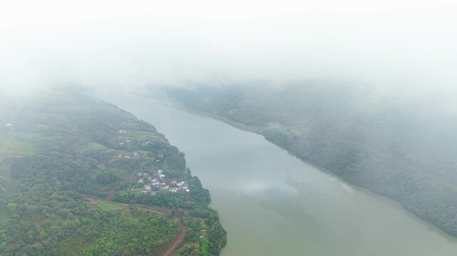 Rio Uruguai em meio a nuvens e n�voa. Chapec�. Drone. 4K.