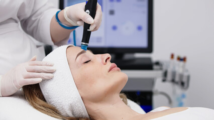 Hydrafacial skincare procedure in beauty salon. Deep cleansing and moisturizing treatment. 