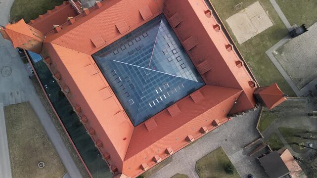 Gniew - Polska - stare miasto, zamek krzyżacki, kości&oacute;ł i rzeka Wisła. Film z drona