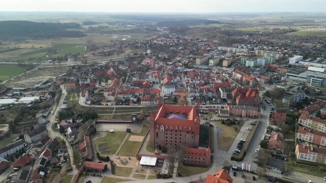 Gniew - Polska - stare miasto, zamek krzyżacki, kości&oacute;ł i rzeka Wisła. Film z drona