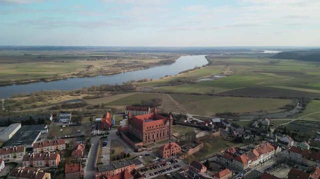 Gniew - Polska - stare miasto, zamek krzyżacki, kości&oacute;ł i rzeka Wisła. Film z drona