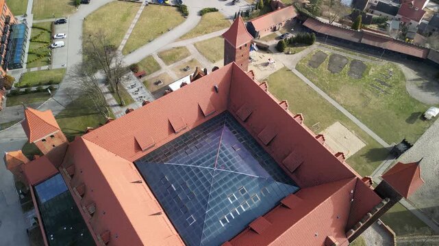 Gniew - Polska - stare miasto, zamek krzyżacki, kości&oacute;ł i rzeka Wisła. Film z drona