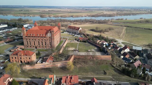 Gniew - Polska - stare miasto, zamek krzyżacki, kości&oacute;ł i rzeka Wisła. Film z drona