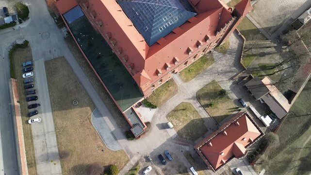 Gniew - Polska - stare miasto, zamek krzyżacki, kości&oacute;ł i rzeka Wisła. Film z drona