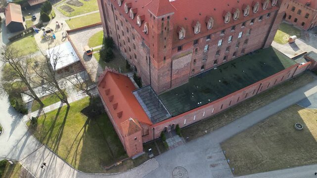 Gniew - Polska - stare miasto, zamek krzyżacki, kości&oacute;ł i rzeka Wisła. Film z drona