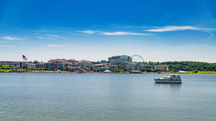 Obraz premium Modern resort and leisure destination by the river in Washington DC