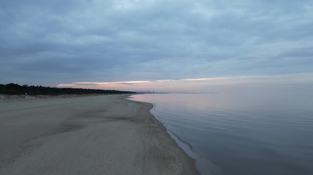 Wyspa Sobieszewska - Polska - zach&oacute;d słońca nagrany dronem na plaży w okolicach tr&oacute;jmiasta
