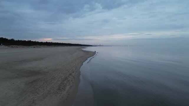 Wyspa Sobieszewska - Polska - zach&oacute;d słońca nagrany dronem na plaży w okolicach tr&oacute;jmiasta