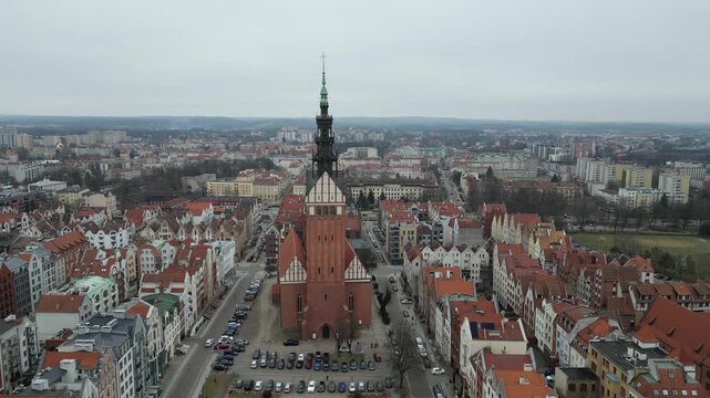 Elbląg - Polska - stare miasto, kamienice, kości&oacute;ł, panorama miasta nagrana dronem