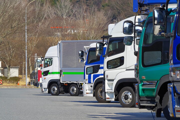 パーキングエリアに並ぶ大型トラックの車列