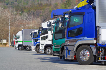 パーキングエリアに並ぶ大型トラックの車列