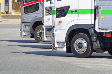パーキングエリアに並ぶ大型トラックの車列