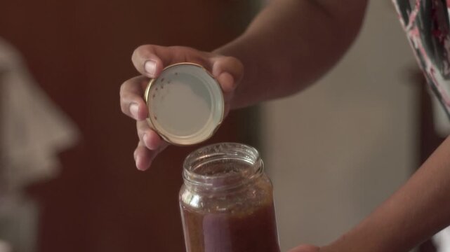 mujer abre dulce casero mermelada