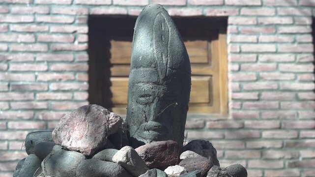 S&iacute;mbolo andino, cultura calchaqu&iacute;, en el ingreso a una casa de los cerros