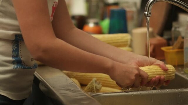 lavando ma&iacute;z o choclo