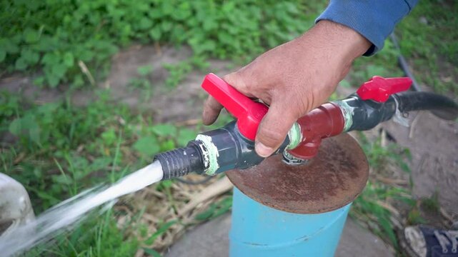 llave de paso de agua en la tierra