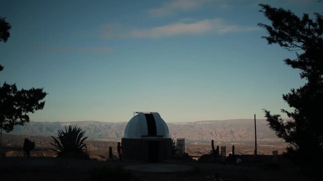observatorio astron&oacute;mico entre las monta&ntilde;as