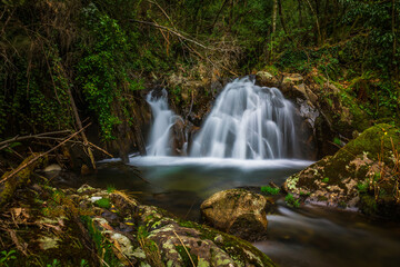 Obraz premium Hiking Trail with Waterfalls between Pedra Ferida and Louçainha, Portugal