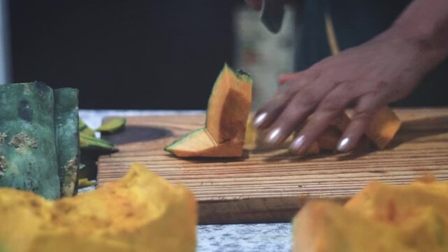 calabaza o zapallo cortado en tabla de madera