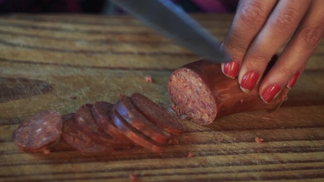 chorizo colorado argentino en tabla de madera