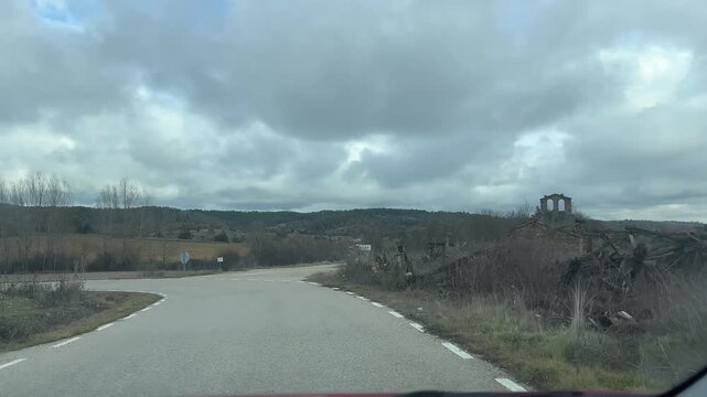 Llegando por carretera comarcal a la entrada de un pueblo abandonado