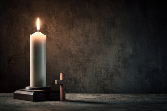 Candlelit altar with single tall white candle and small wooden cross, soft glow illuminating textured stone background, peaceful and sacred cresima atmosphere, wide composition.