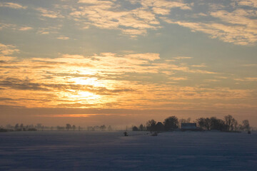 zimowe pole o wschodzie słońca © Patryk