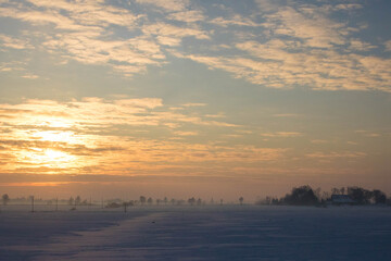 zimowe pole o wschodzie słońca © Patryk