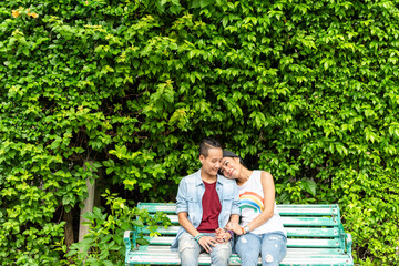 Fototapeta premium Couple relaxing on park bench