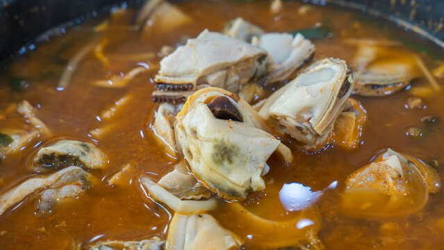 섭국 안에 있는 홍합과 전복