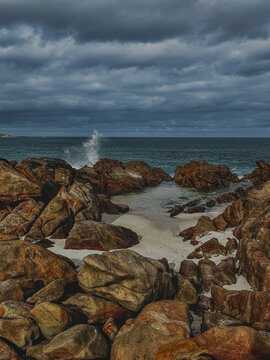 Yallingup, Indjinup: rocks and sea
