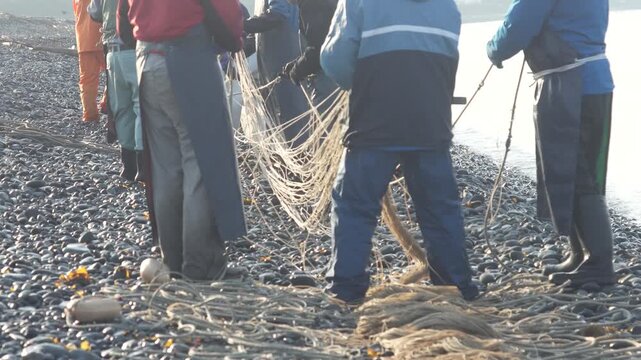 網を片付ける漁師