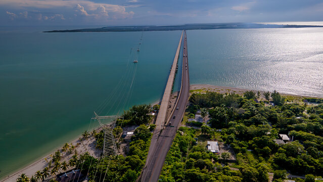 Vista a&eacute;rea de puente sobre aguas turquesa en Isla Aguada Campeche M&eacute;xico