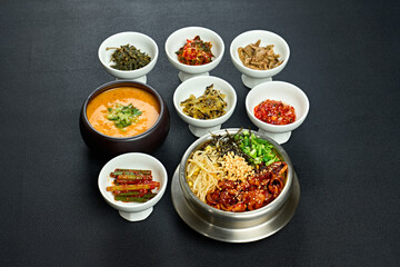 메뉴 사진 쭈꾸미 솥밥을 비지찌개 그리고 기본 제공되는 반찬과 함께...