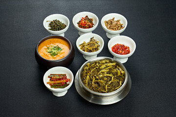 메뉴 사진 시레기 솥밥을 비지찌개 그리고 기본 제공되는 반찬과 함께...