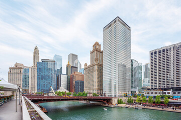 Obraz premium Vibrant view of Chicago downtown skyline under a summer sky