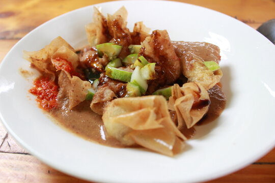 a plate of siomay with nut sauce