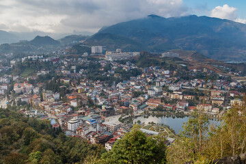 Fototapeta premium A scenic view of Sapa, Vietnam, showcasing the town's architecture and natural beauty. The image captures the essence of Sapa's charm in Lao Cai Province.